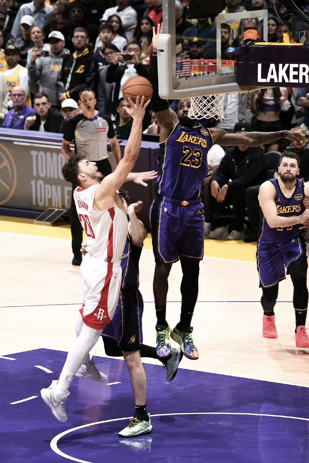 詹姆斯重要时刻出色防守,SKT带队取胜!(詹姆斯拿过防守一阵吗) 詹姆斯重要时刻出色防守,SKT带队取胜!(詹姆斯拿过防守一阵吗)